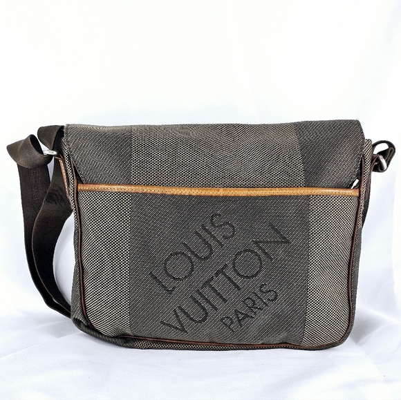 Louis Vuitton Damier Geant Messenger Bag - Picture 4 of 8